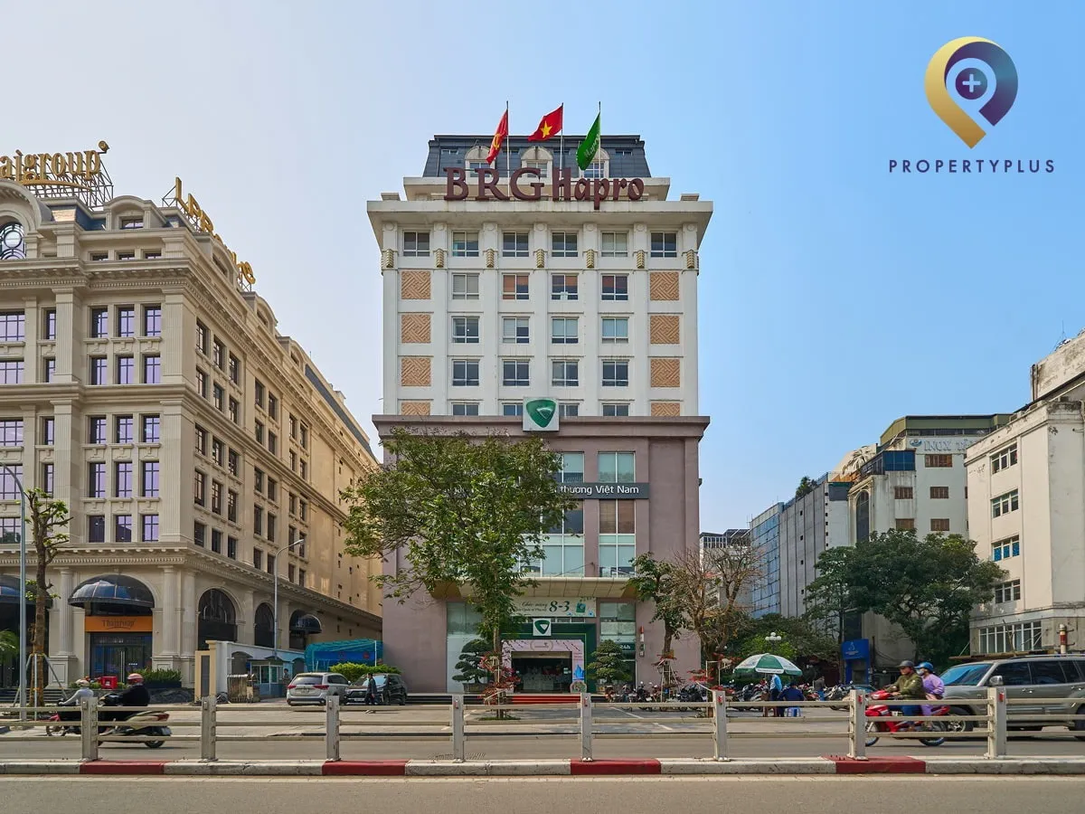 Toàn cảnh mặt ngoài Hapro Building nhìn từ đường lớn.